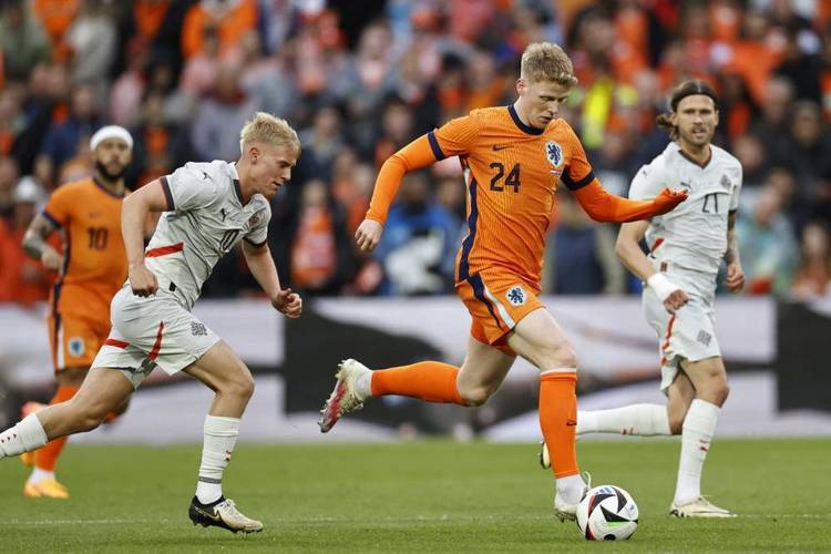 包含欧国联小组赛悬念升温，强队匹敌无虞的词条