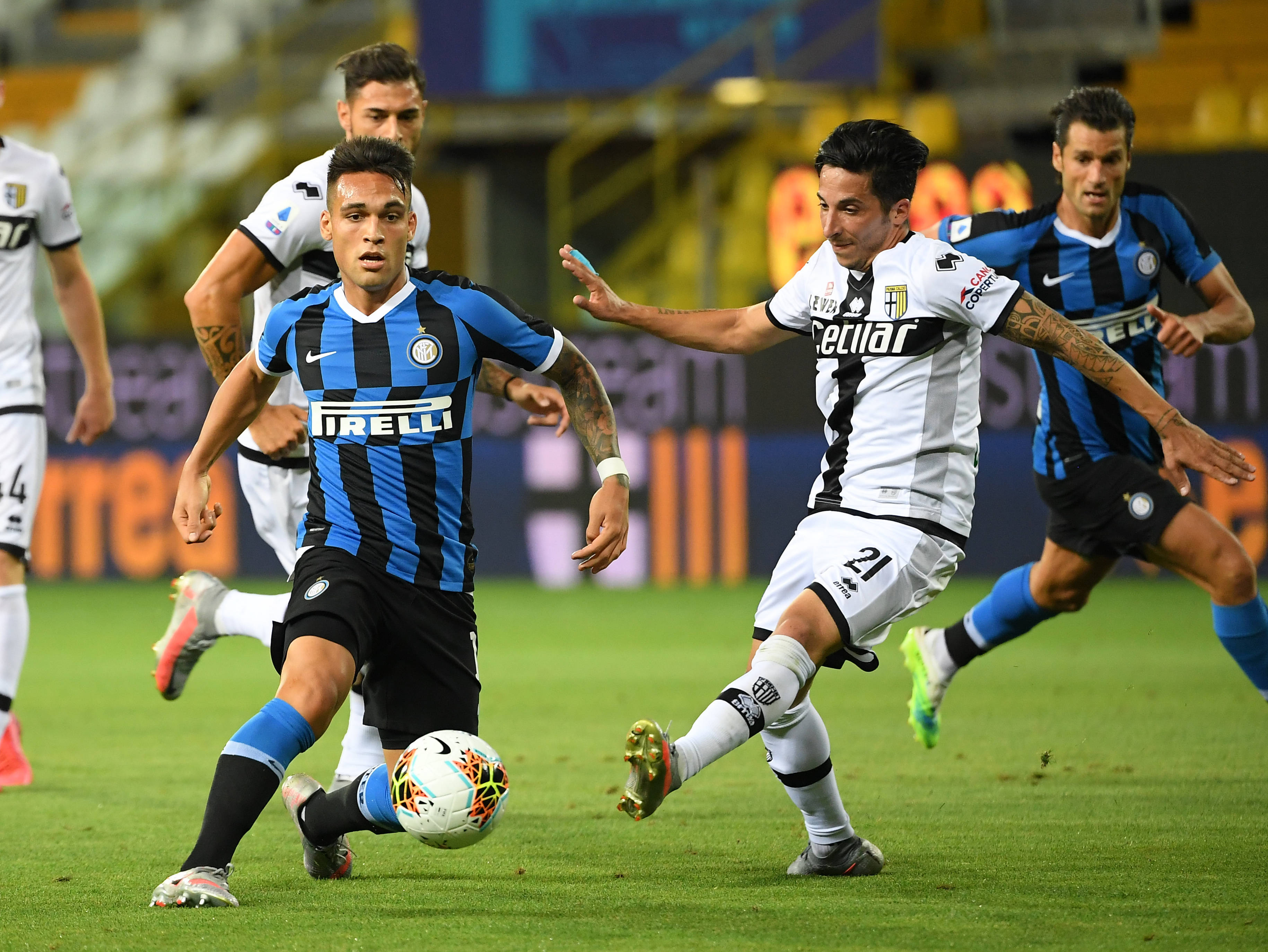 包含AC米兰争议判罚，主场告捷领先的词条