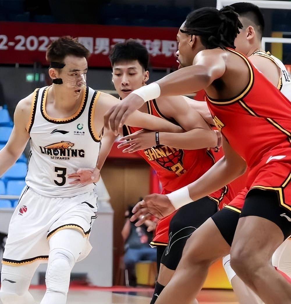 广东队在比赛中敏锐捕捉机会，取得胜利的简单介绍