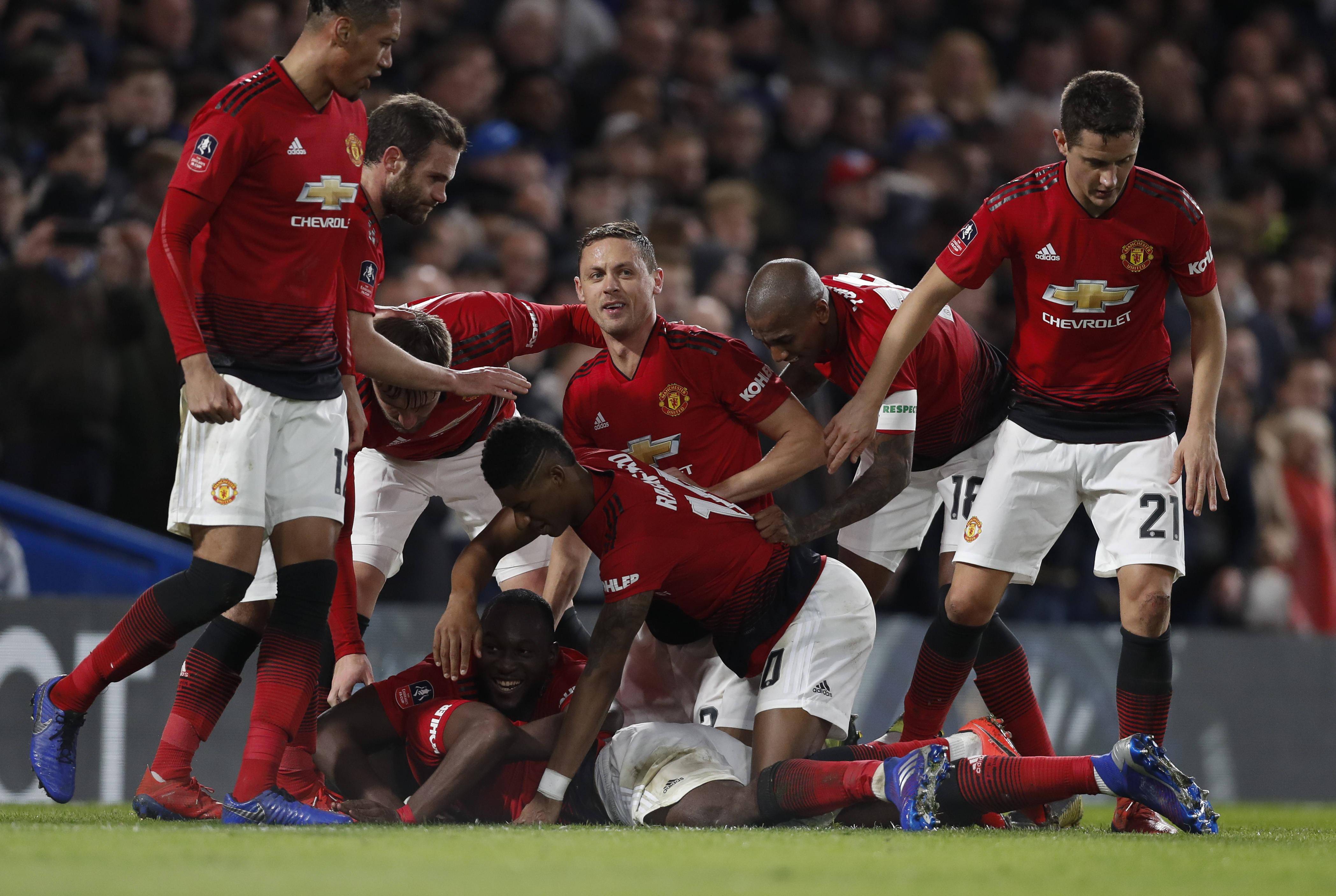 关于曼联主场大胜保持领先，努力为英超冠军而战的信息