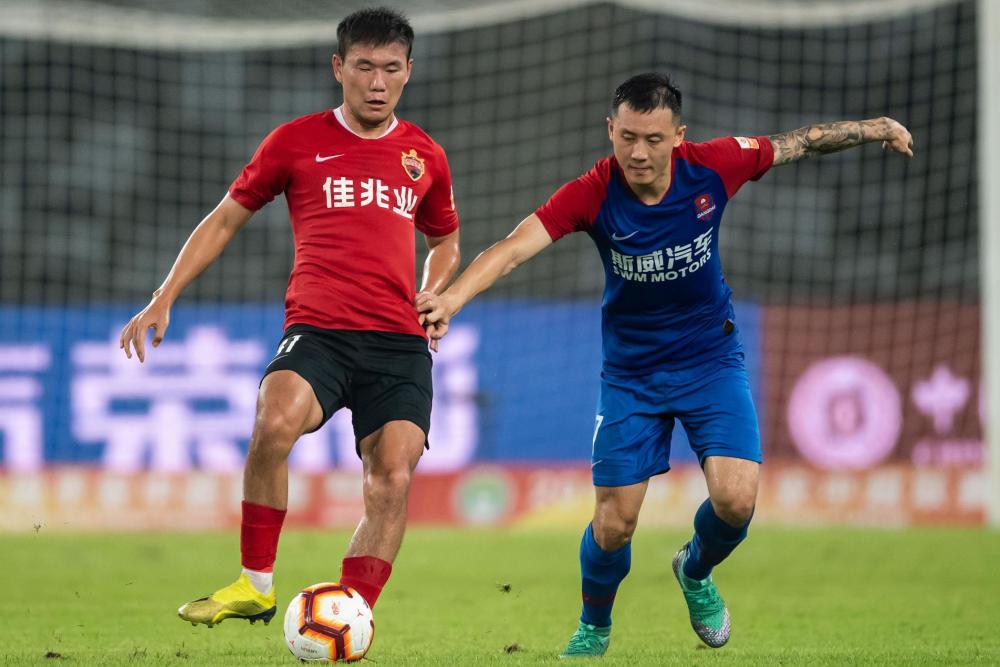 包含山东鲁能不敌重庆斯威，令争冠形势更加严峻的词条