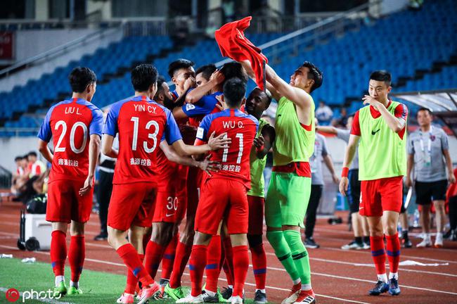 包含山东鲁能不敌重庆斯威，令争冠形势更加严峻的词条