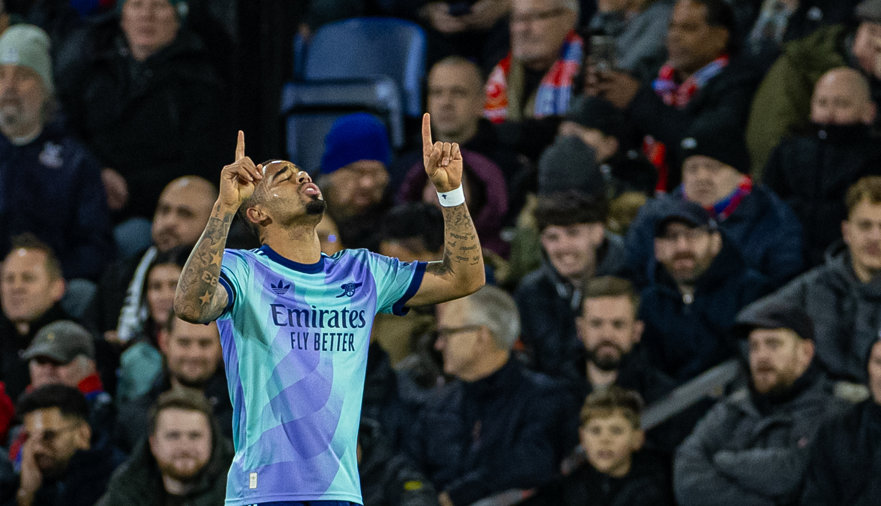 包含水晶宫主场大胜哈德斯菲尔德，继续稳固位置的词条