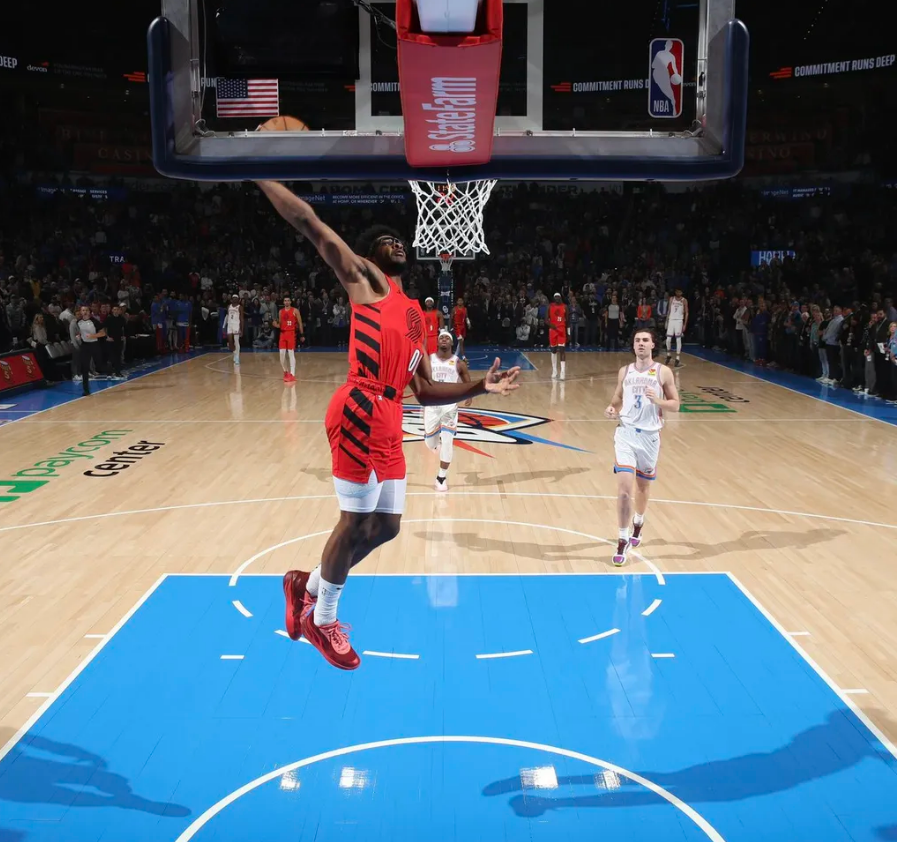 开拓者轻松击败森林狼，队友配合完美展现实力的简单介绍