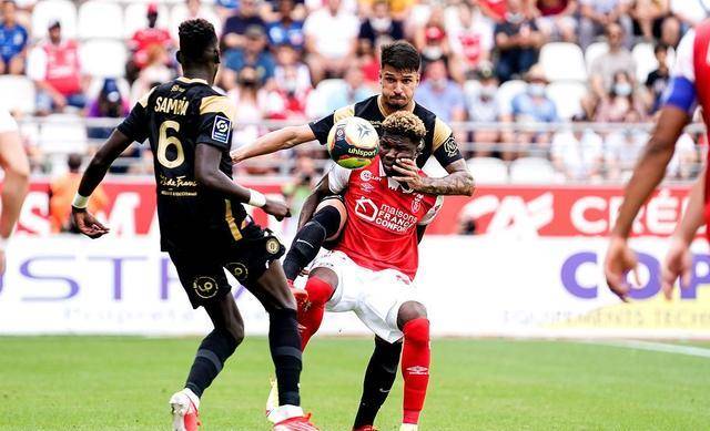 包含沃尔夫斯堡惊险获胜，引领上升势头的词条