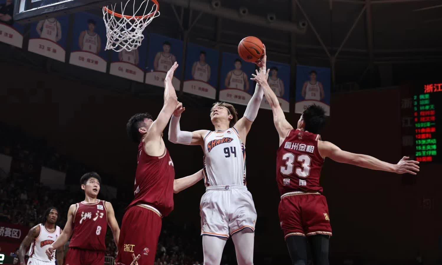 上海男篮在比赛中反击成功,战胜对手 上海男篮在比赛中反击成功,战胜对手