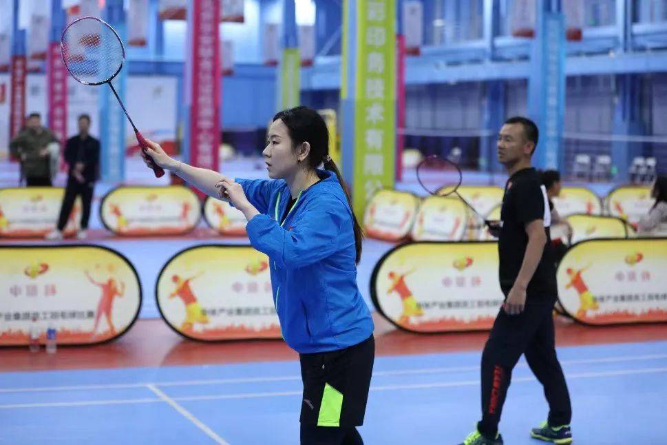 羽毛球比赛现场热闹，选手精彩比拼盛况的简单介绍