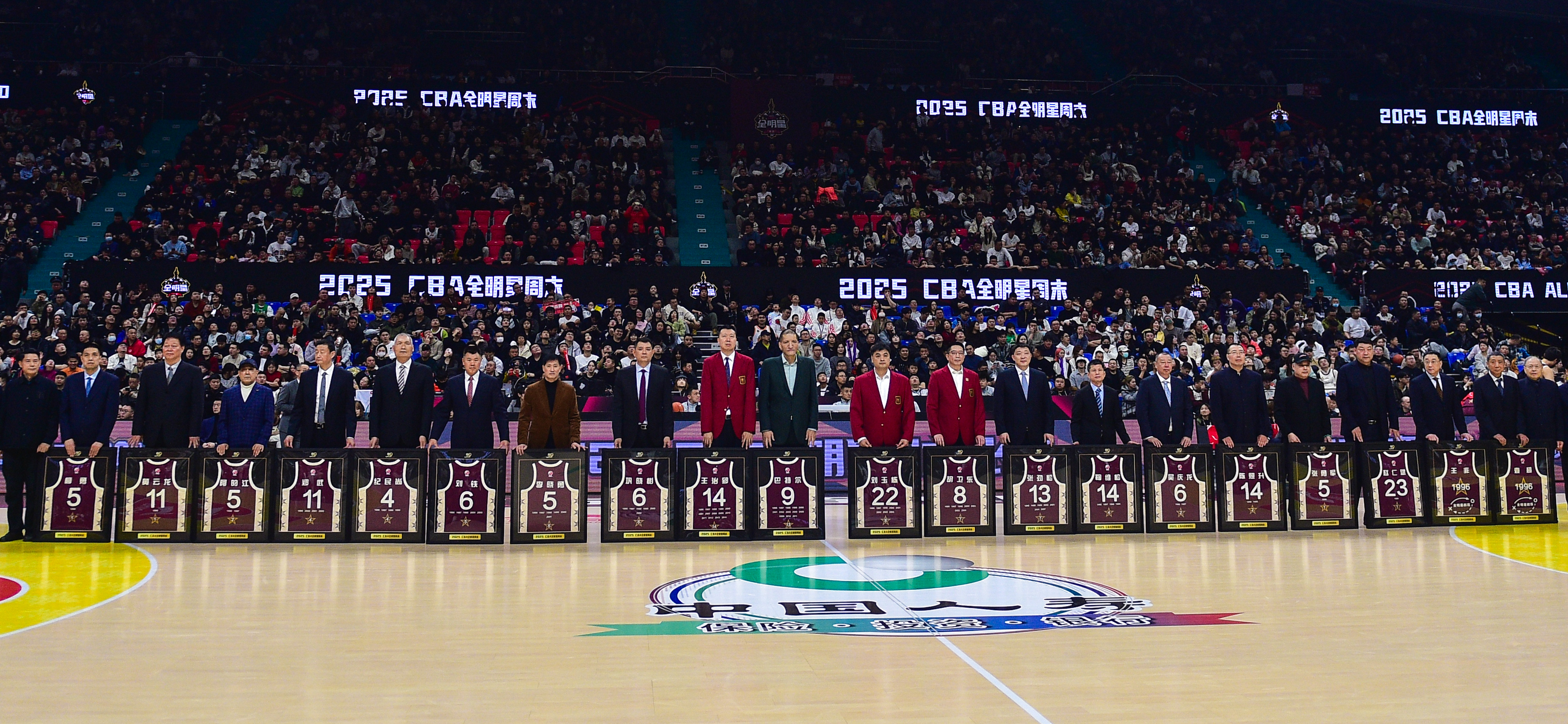 篮球赛场上发生全队配合完美一幕，震撼全场的简单介绍