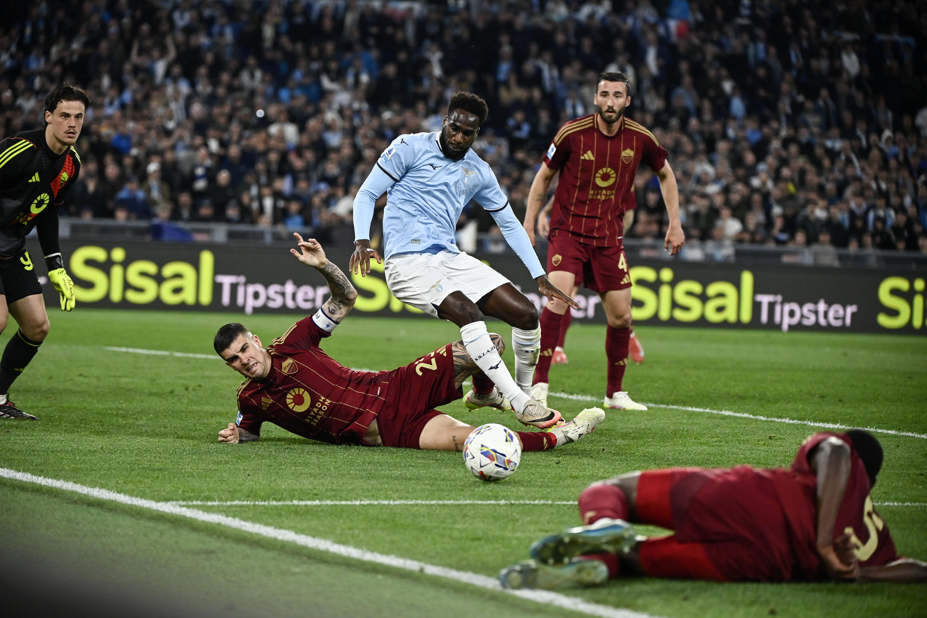 拉齐奥主场大胜切沃，继续领跑意甲