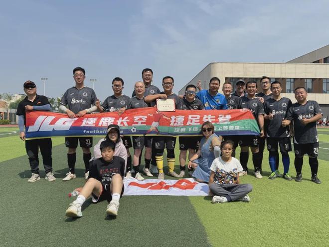 热血激情的足球赛,现场观众如潮的简单介绍 热血激情的足球赛,现场观众如潮的简单介绍