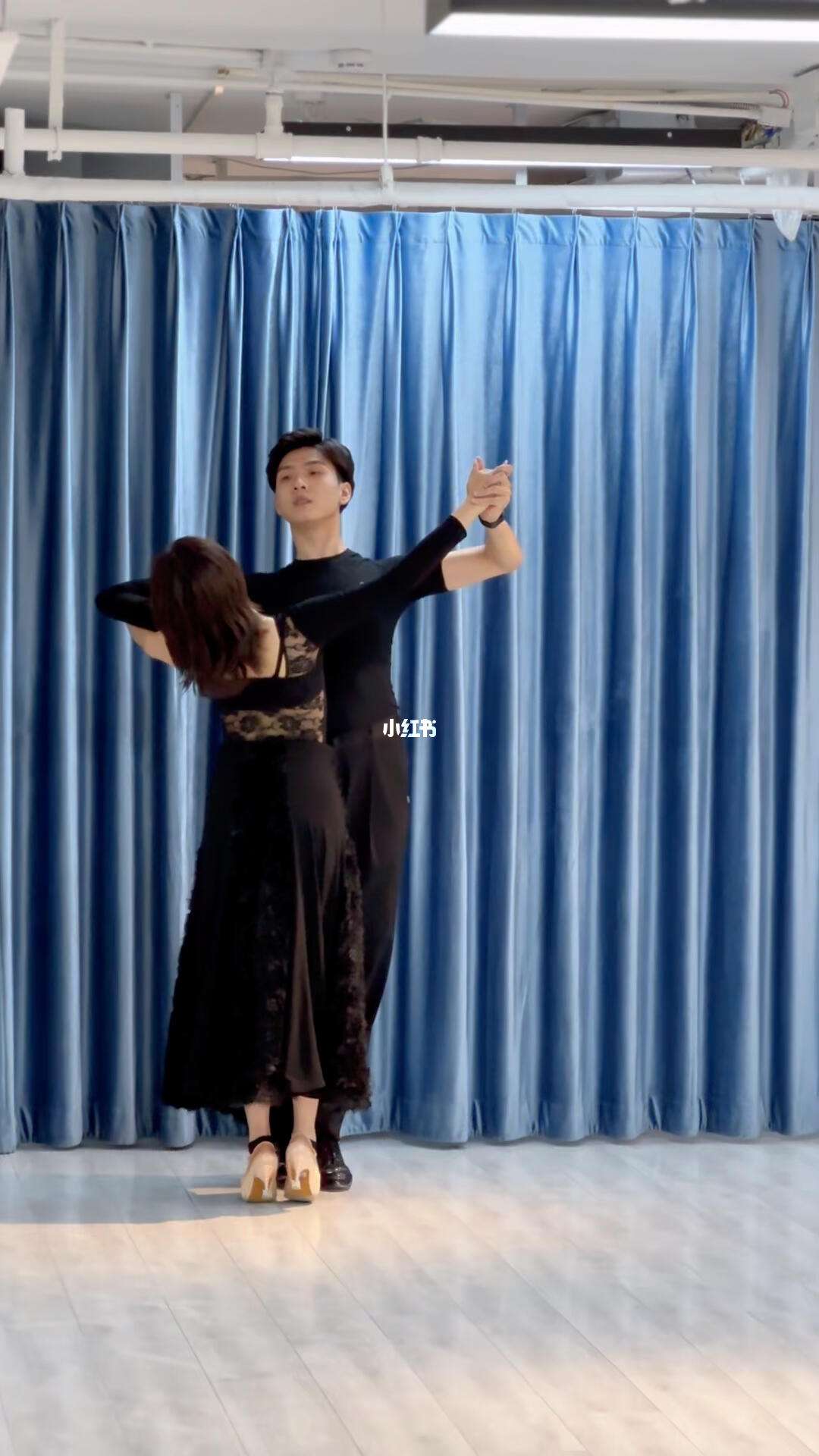 包含华尔兹悠扬,在夜空舞动其间的词条 包含华尔兹悠扬,在夜空舞动其间的词条