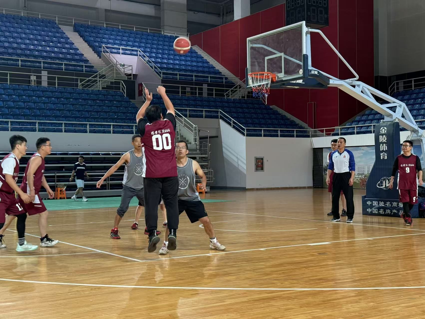 球队默契配合斗志高昂，篮球比赛中奋力拼搏的简单介绍