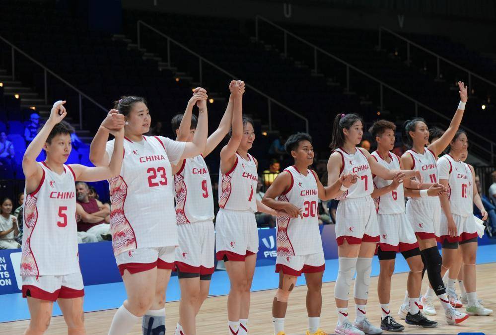 女子篮球选手助球队逆转，引爆赛场