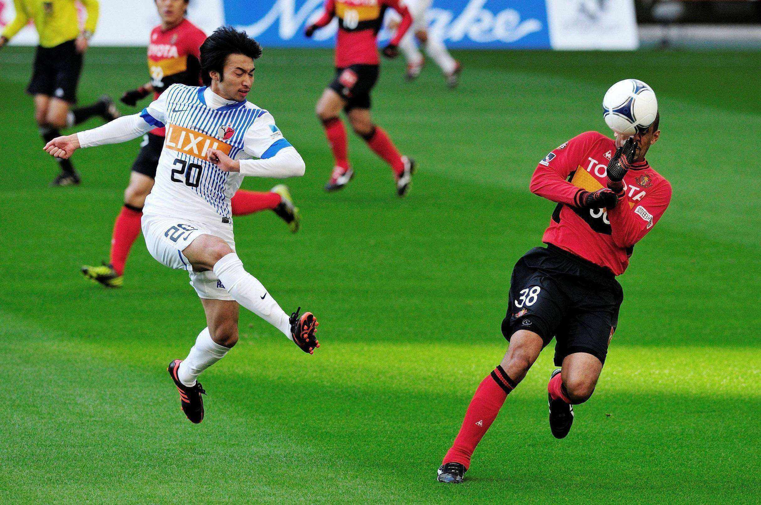 足球场上的激烈竞争让观众紧张不已