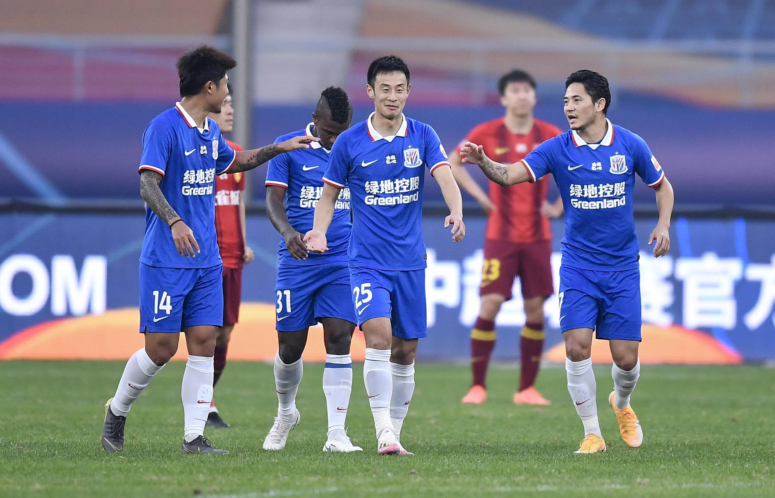 上海申花足球队闹市中风采绽放的简单介绍 上海申花足球队闹市中风采绽放的简单介绍