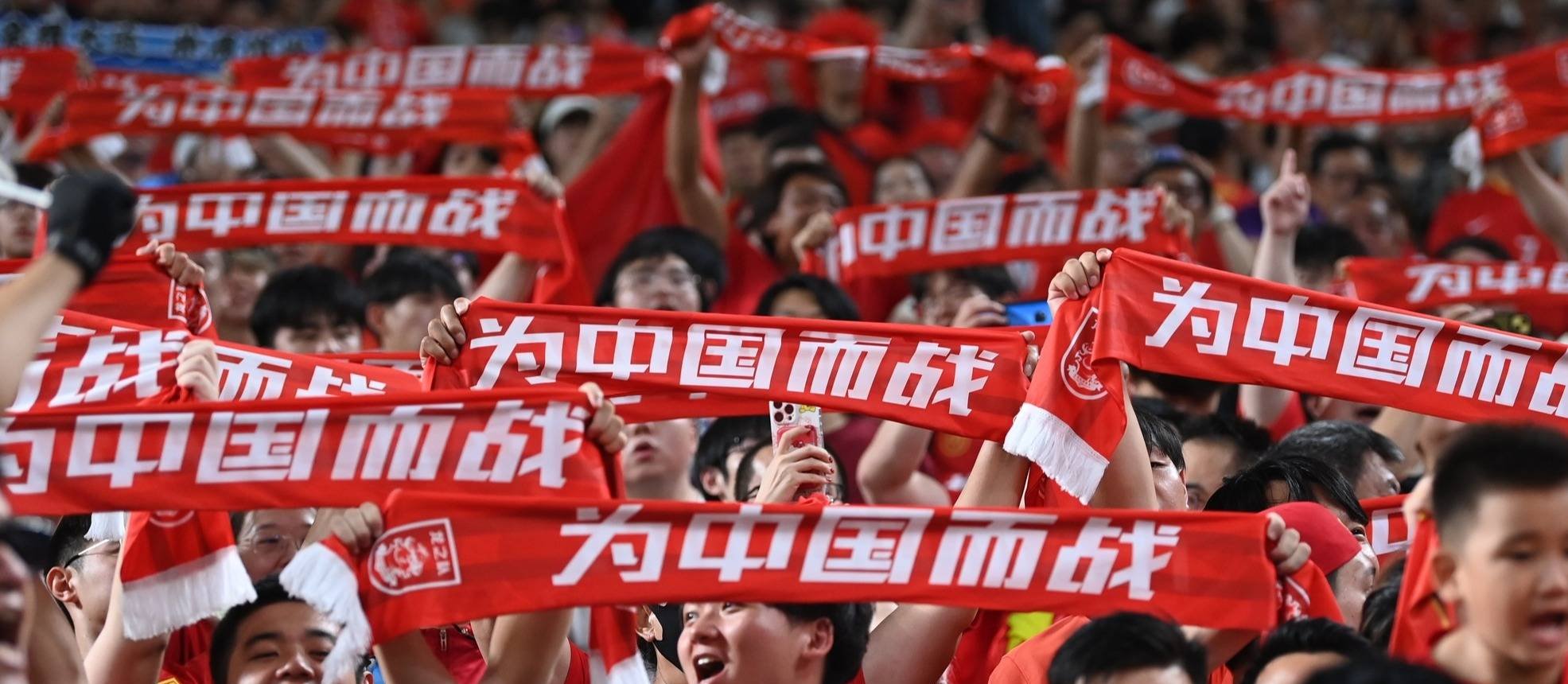 狂热球迷加油助威，赞叹球队全力以赴