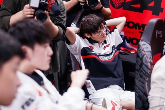 FLY碾压MAD,Hanssama成为全场焦点淘汰赛2:0(成都) FLY碾压MAD,Hanssama成为全场焦点淘汰赛2:0(成都)