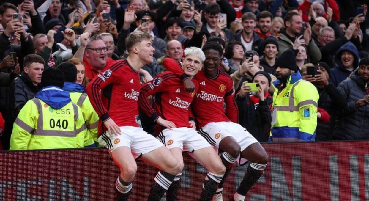 包含曼联新援表现欠佳，球队战绩连续低迷的词条