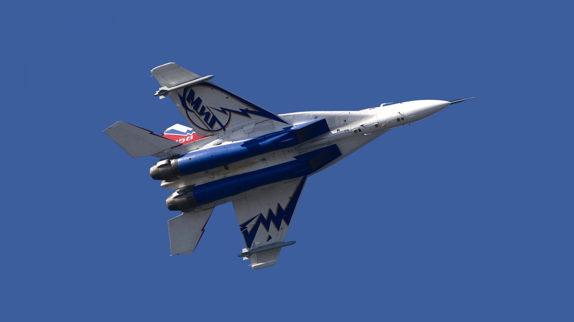 绿茵场与赛道,曼城鏖战尤文,李刚仁的F1式争冠接管